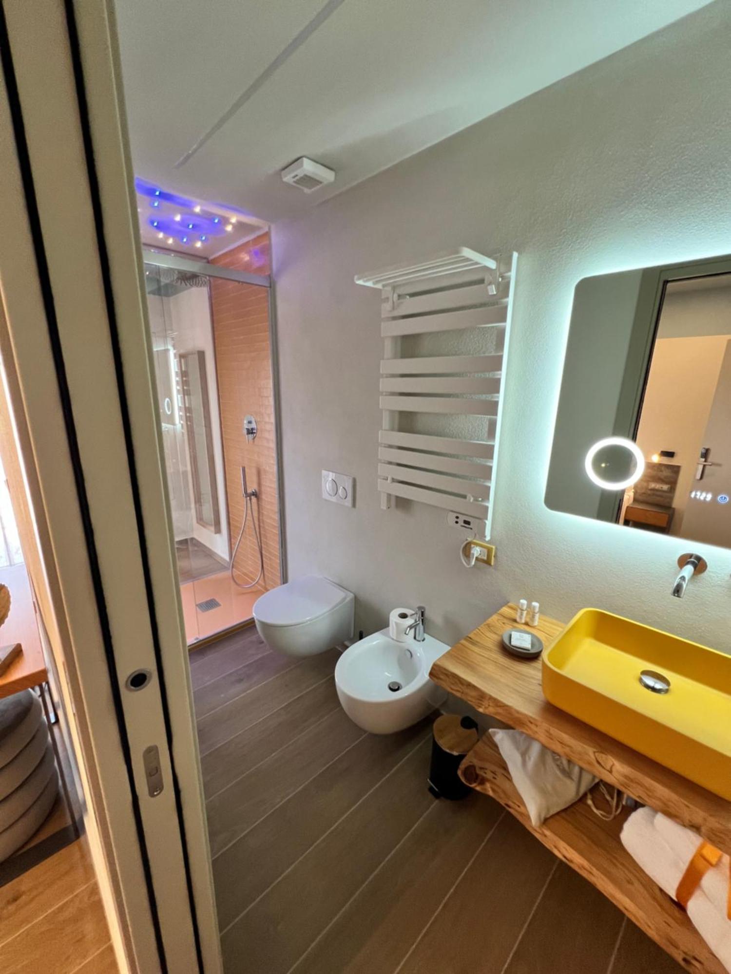 Luci Sul Mare -Boutique Rooms Follonica Bagian luar foto