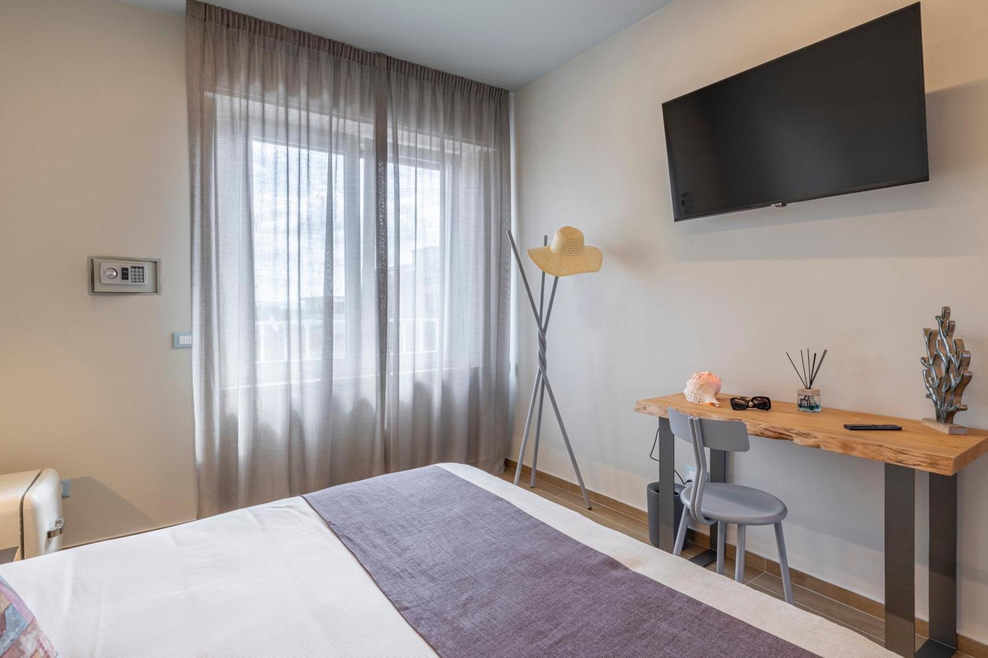 Luci Sul Mare -Boutique Rooms Follonica Bagian luar foto