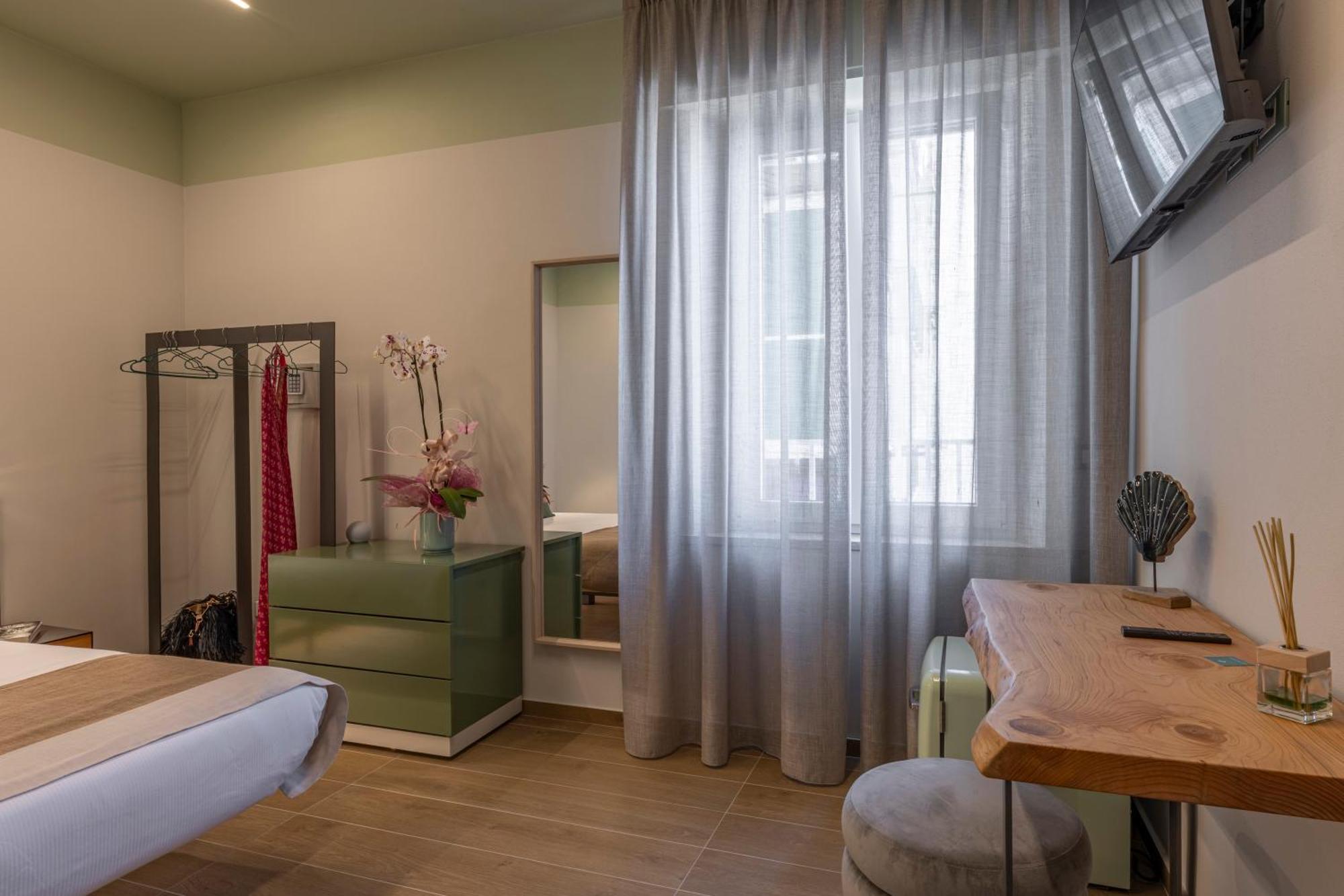 Luci Sul Mare -Boutique Rooms Follonica Bagian luar foto