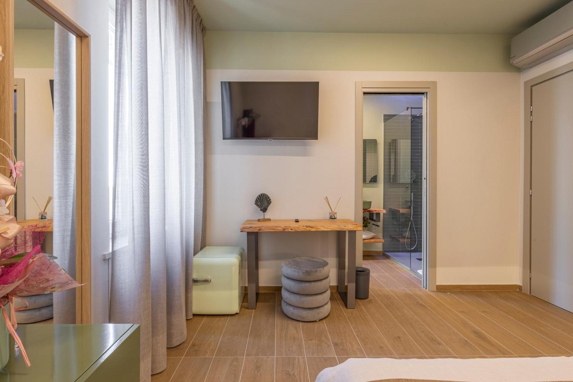 Luci Sul Mare -Boutique Rooms Follonica Bagian luar foto