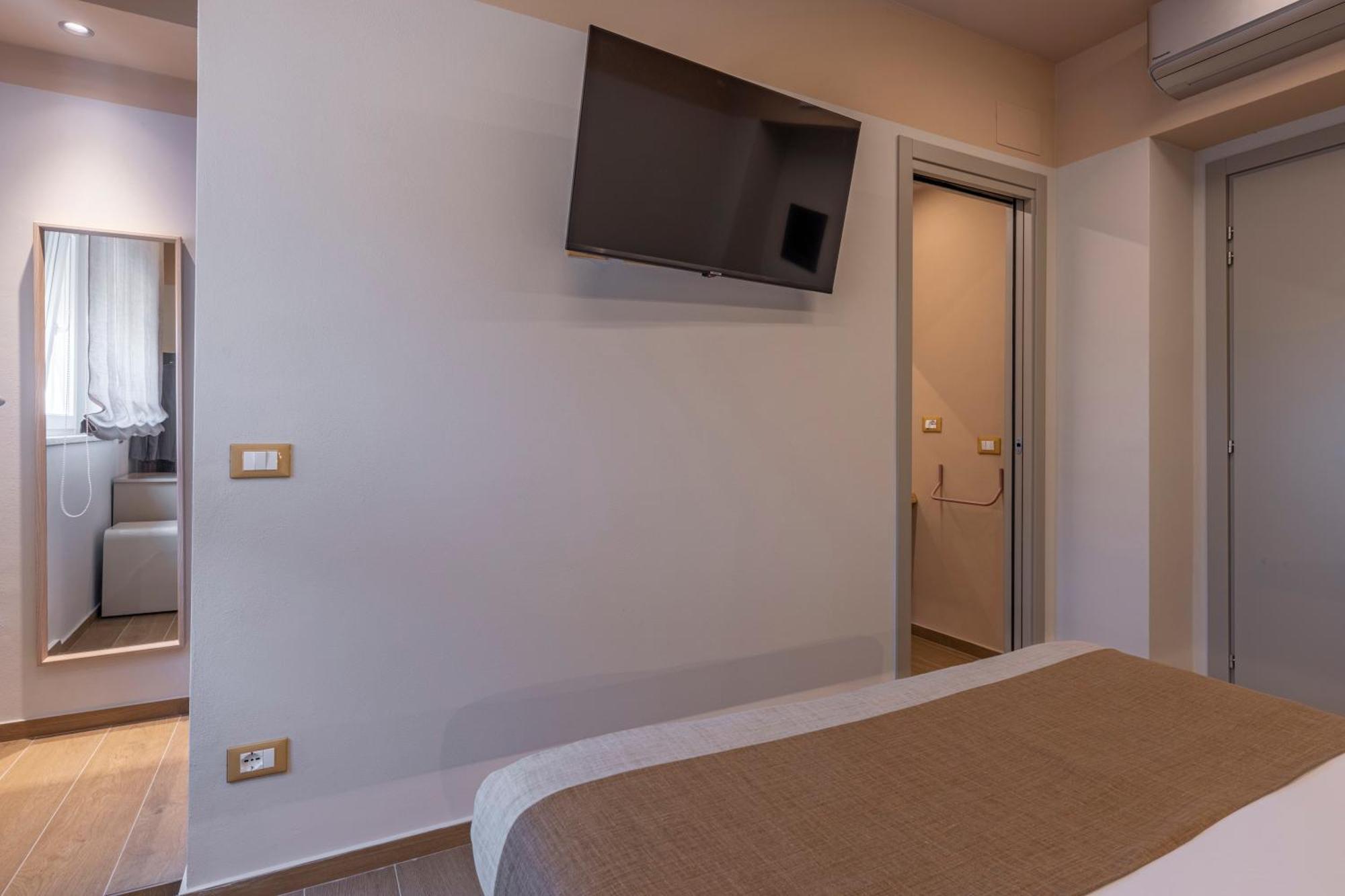 Luci Sul Mare -Boutique Rooms Follonica Bagian luar foto